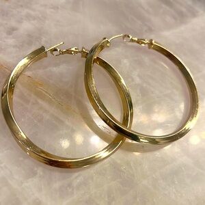 GOLD HOOP EARNINGS